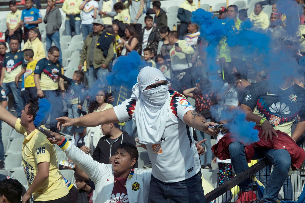 Las Águilas, tanto el equipo varonil y femenil, convivieron con los aficionados y se tomaron la foto oficial con ellos en el Estadio Azteca.