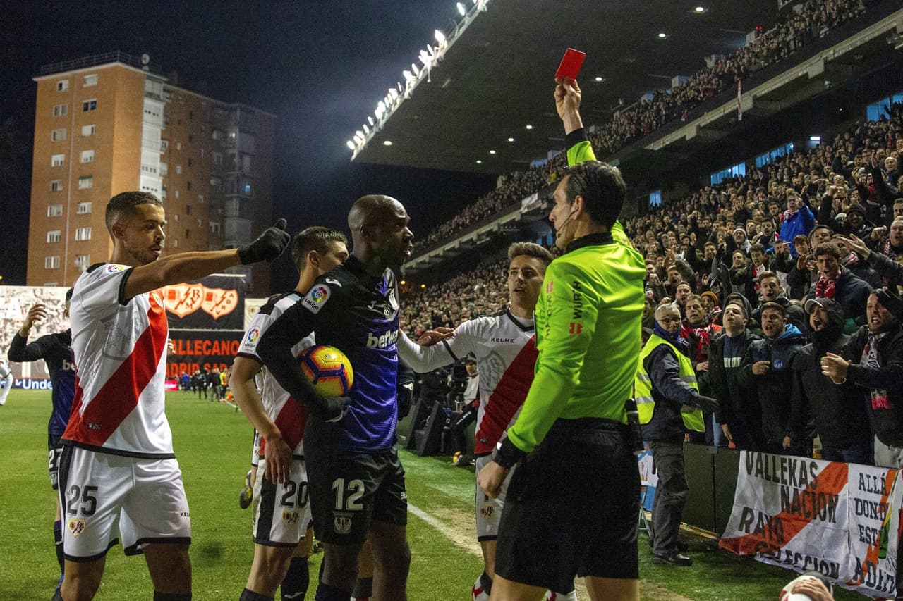 El árbitro no dudó ni un momento en mostrarle la tarjeta roja y mandarlo a las regaderas porque se excedió con la dureza de la barrida. El Leganés quedaba con un jugador menos a los 58 minutos.
