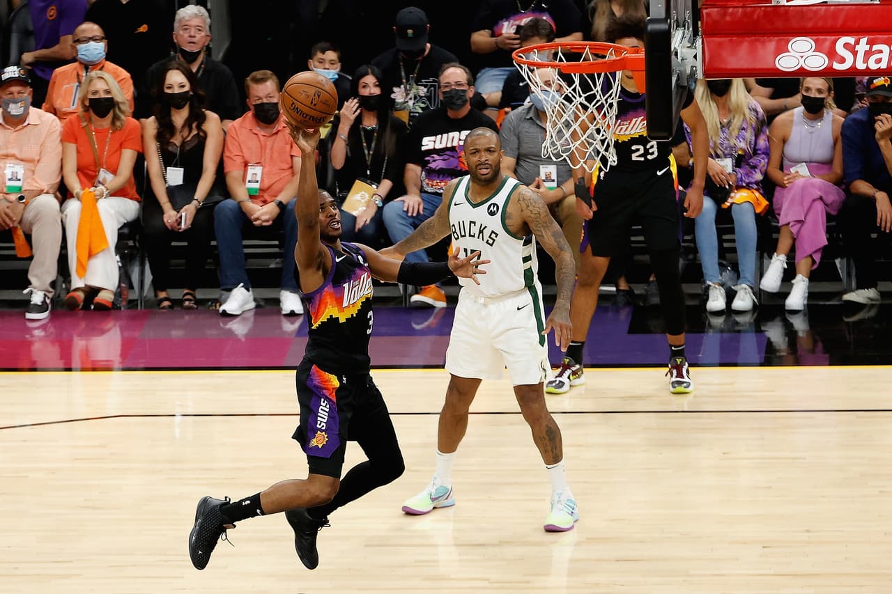 Con el correr de los minutos, Chris Paul empezó a mostrar su mejor versión. Se le vio muy activo, abriendo espacios, asistiendo y tomando los disparos cuando era necesario.