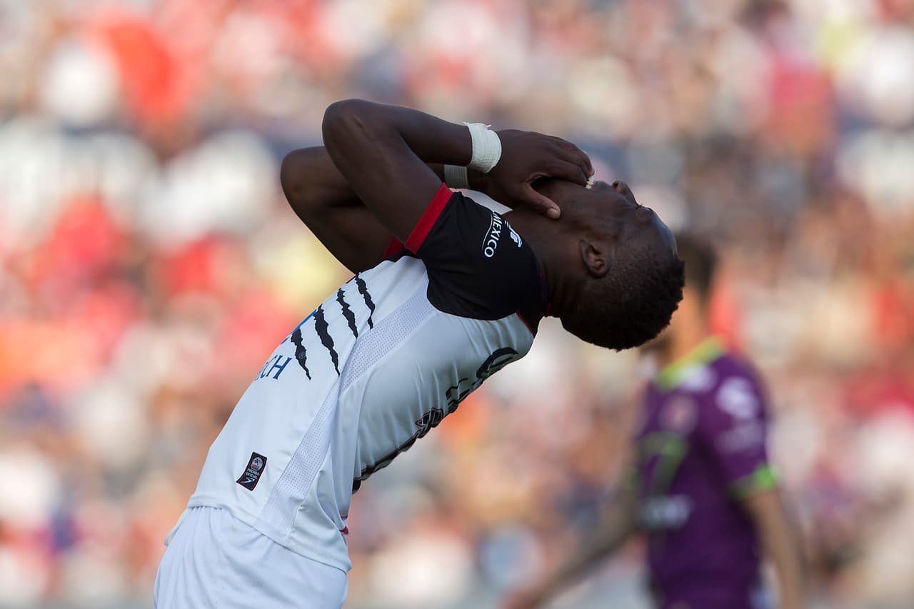 El hambre de gol de los Lobos quedó de manifiesto. A pesar de tener una clara ventaja, Luis Advíncula se lamenta ante la oportunidad fallada.
