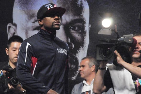 Floyd Mayweather Jr. ha hecho 24 peleas por títulos mundiales con un total de 239 rounds de campeonato. De esas 24 peleas 10 las ganó por nocaut, una por decisión dividida (De la Hoya) y una por decisión mayoritaria (Maidana I).