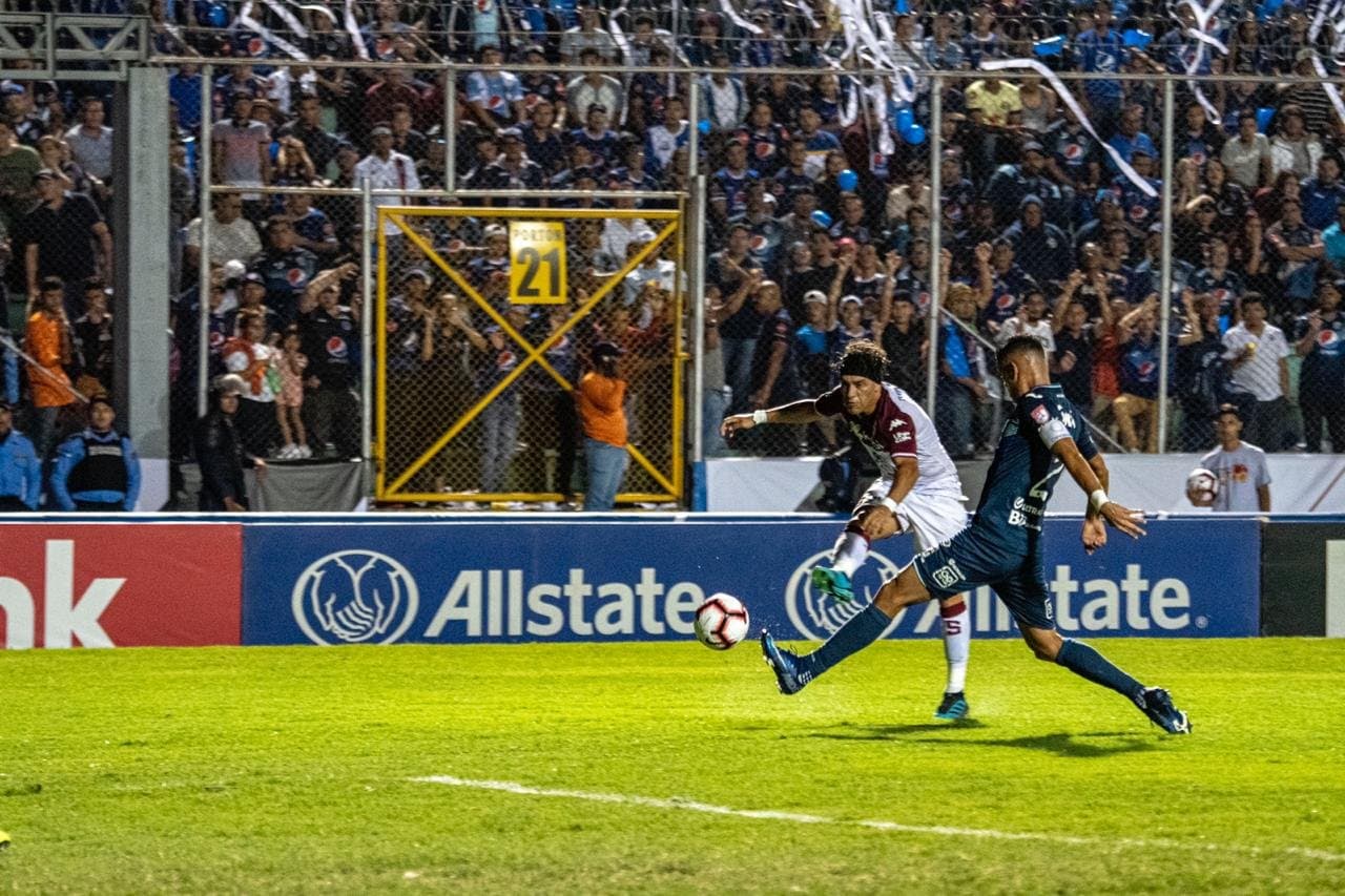 Motagua no pudo remontar el 1-0 de ida y tras empatar en el encuentro de vuelta a cero goles, Saprissa se queda con el trofeo.