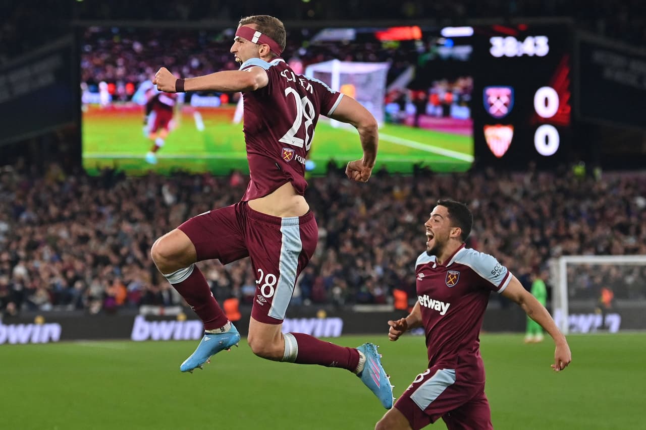 El West Ham derrotó 2-0 al Sevilla en tiempos extra para eliminarlo con un global de 2-1.