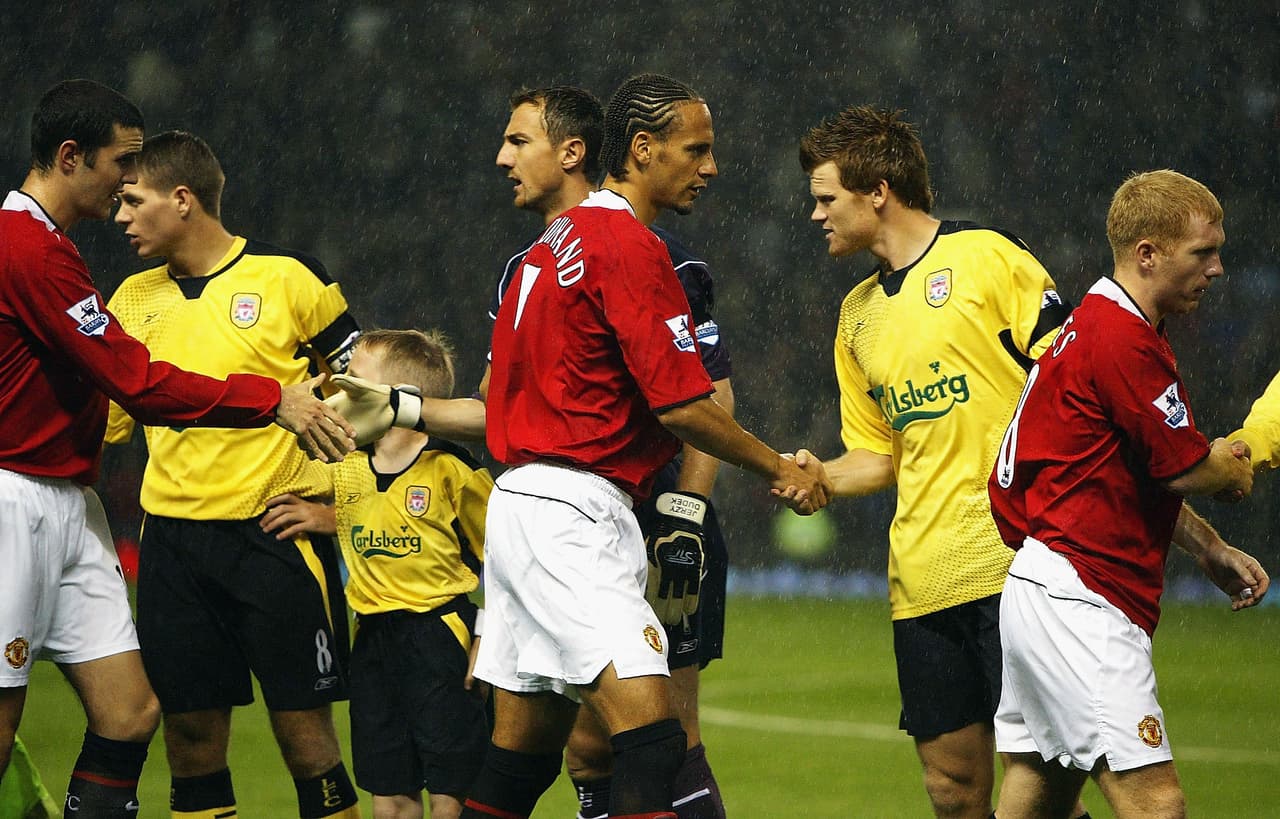 Estas escuadras se han enfrentado en 176 ocasiones, siendo el Manchester United ganador de estos enfrentamientos con 69 partidos ganados y 49 juegos empatados.