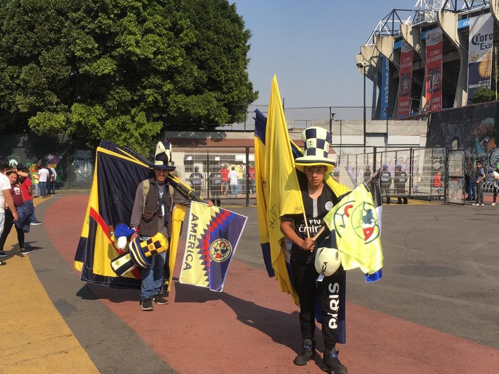 Banderas y recuerdos del América a la orden del día en las afueras del Azteca.