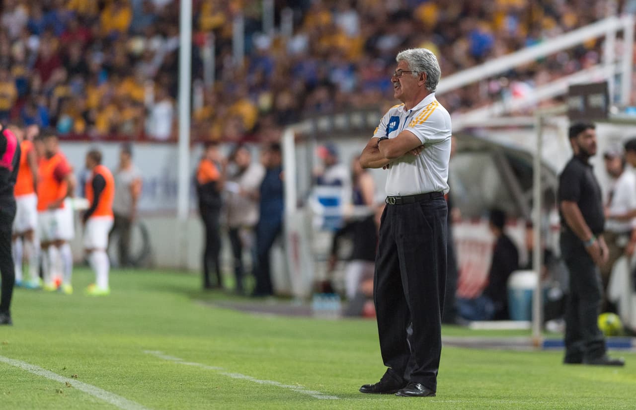 Ricardo "Tuca" Ferreti fiel a su estilo haciendo corajes en la banda.