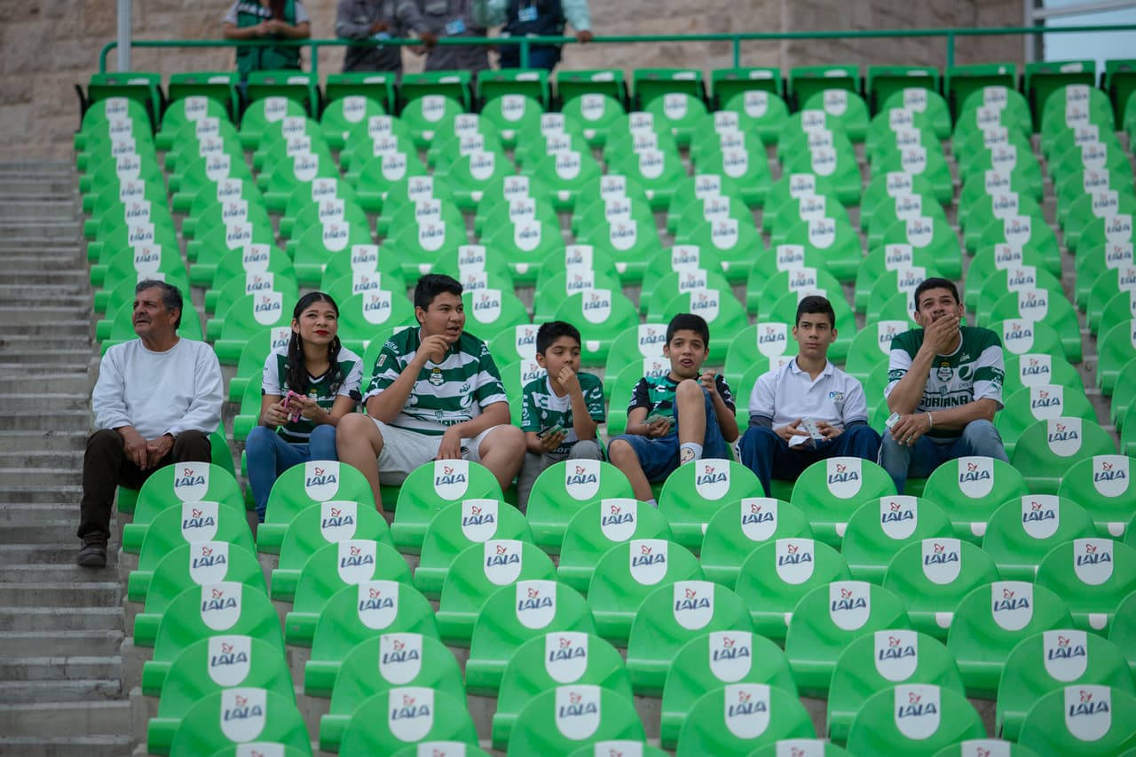 Aunque al comenzar el juego las tribunas tenían muchos claros, según fueron pasando los minutos los fanáticos laguneros pusieron un buen ambiente en este juego internacional que los tiene practicamente en la siguiente fase.