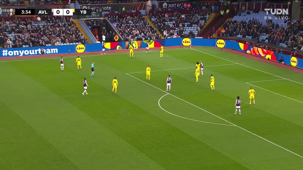 ¡TIRO ATAJADO! disparo por Donyell Malen.