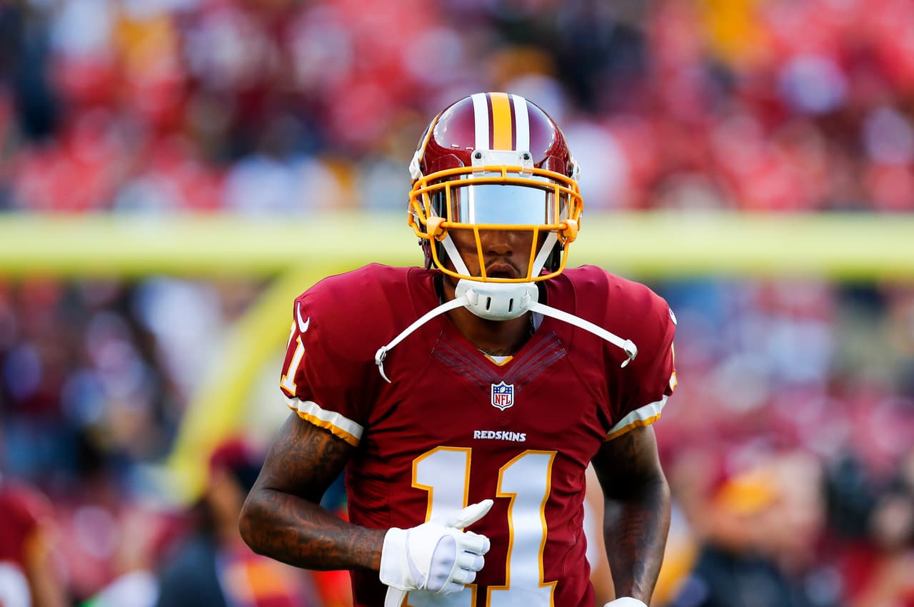 <b>13 WR - <a href="http://www.univision.com/deportes/futbol-americano/national-football-league/desean-jackson-bienvenido-a-tampa-bay-buccaneers-video" target="_blank">DESEAN JACKSON</a></b>:
<b> </b>
<i>FIRMADO POR</i>
<b> TAMPA BAY BUCCANEERS</b>
<br>Todavía en su mejor momento, Jackson lideró la liga con 17,9 yardas por captura como una peligrosa amenaza profunda. Además de los Redskins, se espera que atraiga el interés de los Buccaneers, Rams y Eagles. EQUIPO INTERESADO: BUCCANEERS