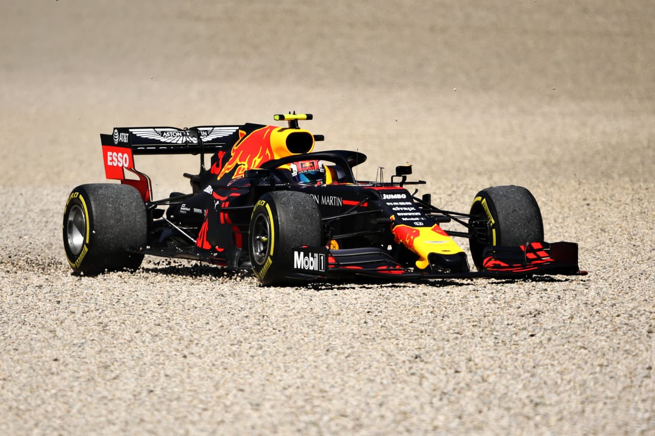 Este viernes los motores se prendieron en el Red Bull Ring, en Spielberg, para dar inicio al Gran Premio de Austria con las primeras dos sesiones libres. Charles Leclerc y Lewis Hamilton fueron los dos más rápidos en una jornada accidentada en la que Max Vertsappen, Valtteri Bottas, Sebastian Vettel, Pierre Gasly, entre otros, tuvieron inconvenientes.