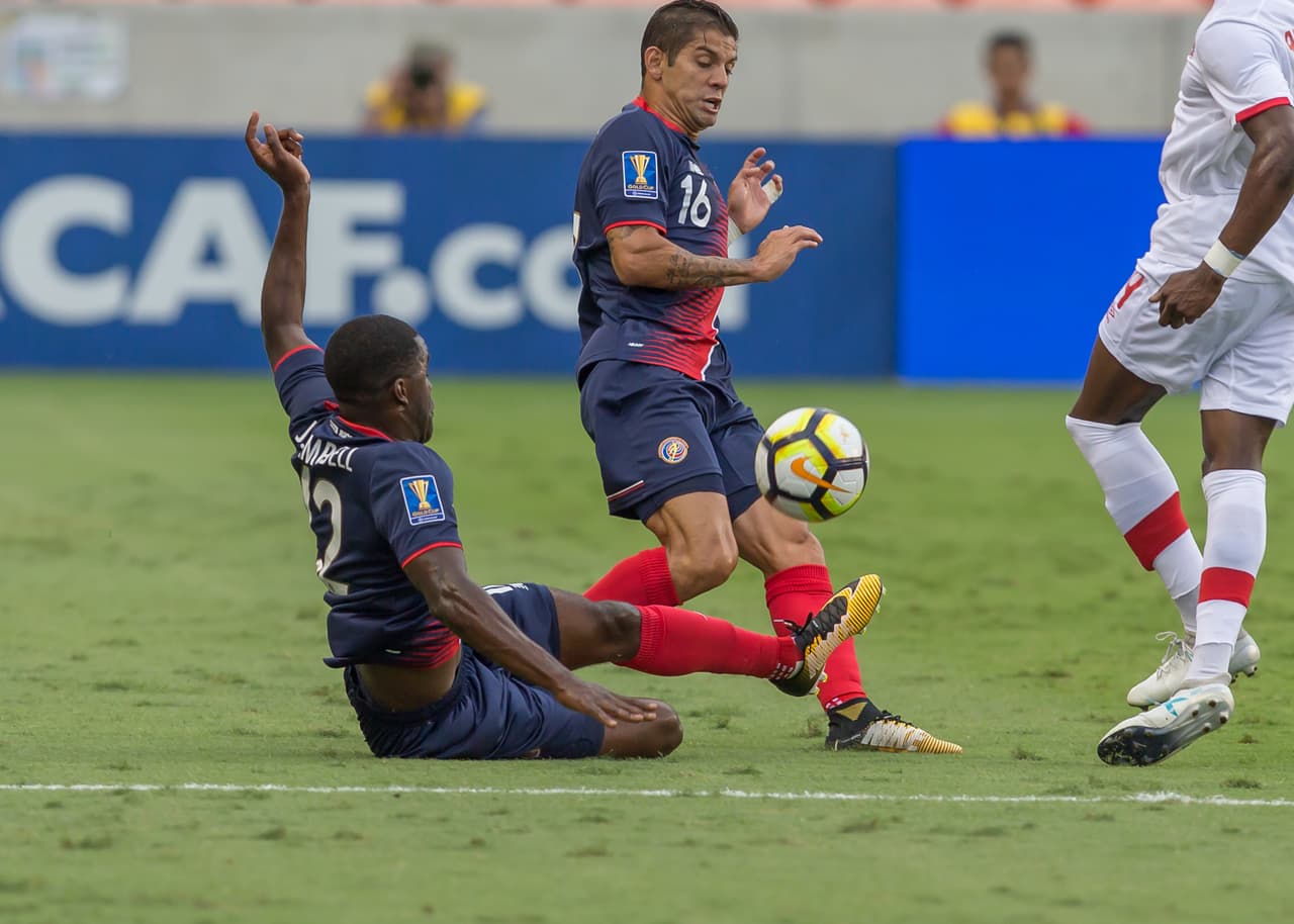 Campbell no ha podido entrenarse al parejo con el Arsenal por culpa de una lesión en la Copa Oro 2017 ante Canadá. El Arsenal quiere prestarlo por sexta vez: él se niega.