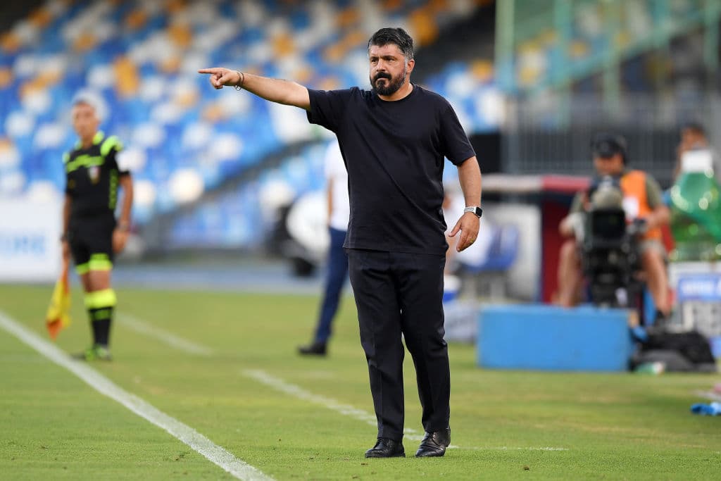 Rino Gattuso dirige a sus jugadores desde el área técnica.
