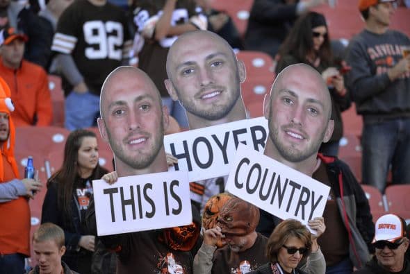 Hoyer completó 19 de 28 pases para 275 yardas y una anotación.
