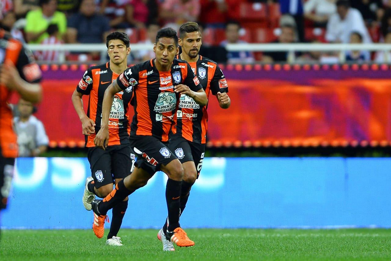 El Pachuca empató 4-4 contra las Chivas en el Omnilife, siendo el defensor Hugo González el que le dio vida al equipo al anotar el segundo gol a favor de los Tuzos, ya que el equipo hidalguense se inspiró y anoto dos goles más en los siguientes 7 minutos del partido.