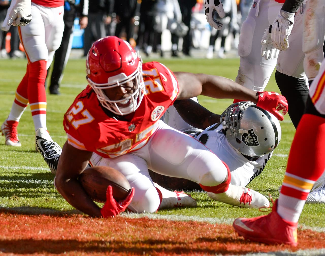 Con Kareem Hunt como figura, los Chiefs vencieron 26-15 a los Raiders y pusieron fin a su mala racha
