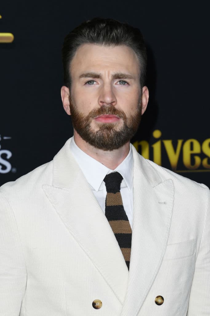 Dexter Fletcher ("Rocketman") está dirigiendo la película, y tanto Evans como de Armas son productores ejecutivos.