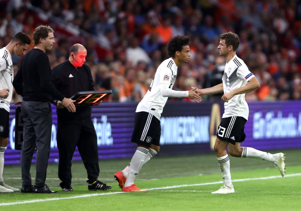 Al minuto 57 ingresó Leroy Sané (centro) quien fue el jugador más importante de Alemania en ataque, reemplazando a un gris Thomas Müller (derecha).