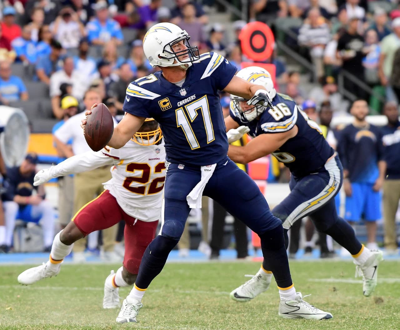 Philip Rivers estuvo a gran nivel en los controles de los Chargers al concretar 18 de 31 envíos para 319 yardas con par de pases de anotación y sin sufrir intercepciones.