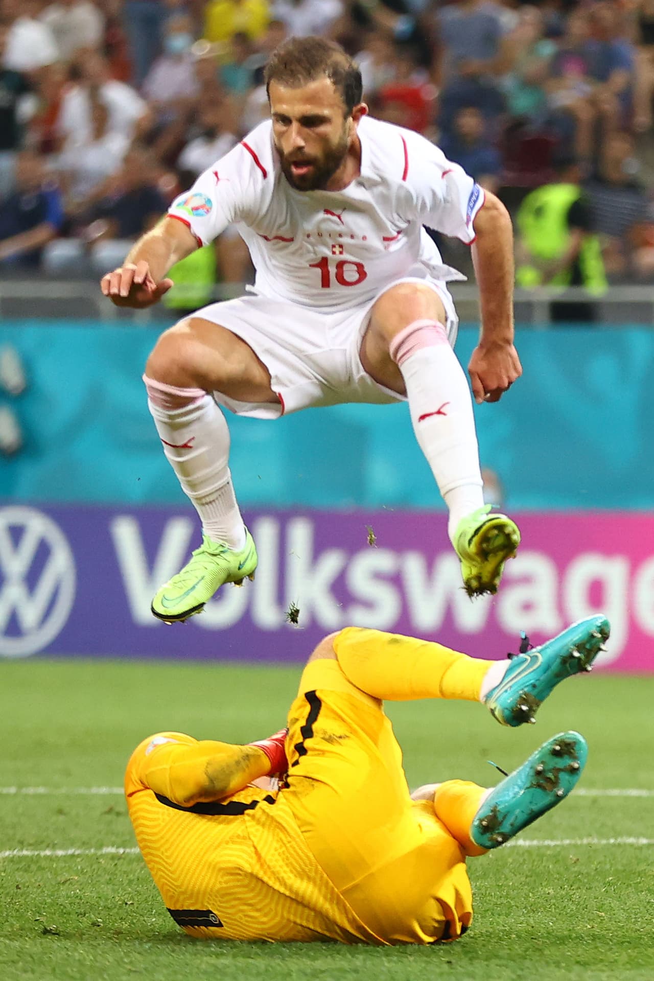 Se define en penales el encuentro y Suiza pasa a Cuartos de Final de la Euro 2020. La escuadra suiza abría el marcador con gol de Seferovic, sin embargo, Karim Benzema con doblete puso arriba a ‘Les Bleus’ junto con Paul Pogba (75’) pero al filo del partido Garavanovic (90’) se encargo de llevar el encuentro a tiempo extra. Kylian Mbappé falló el penal que definió el encuentro.