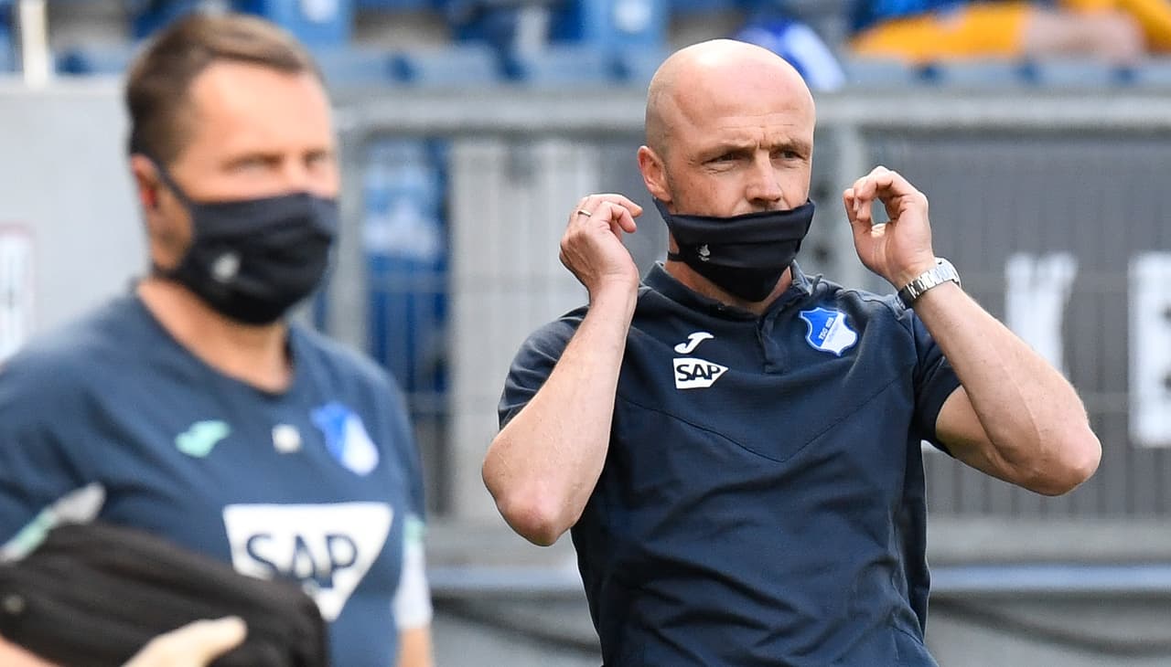 Alfred Schreuder, estratega del Hoffenheim, acompañado de el cuerpo técnico en el partido ante Hertha Berlin, donde todos están obligados a usar cubrebocas.