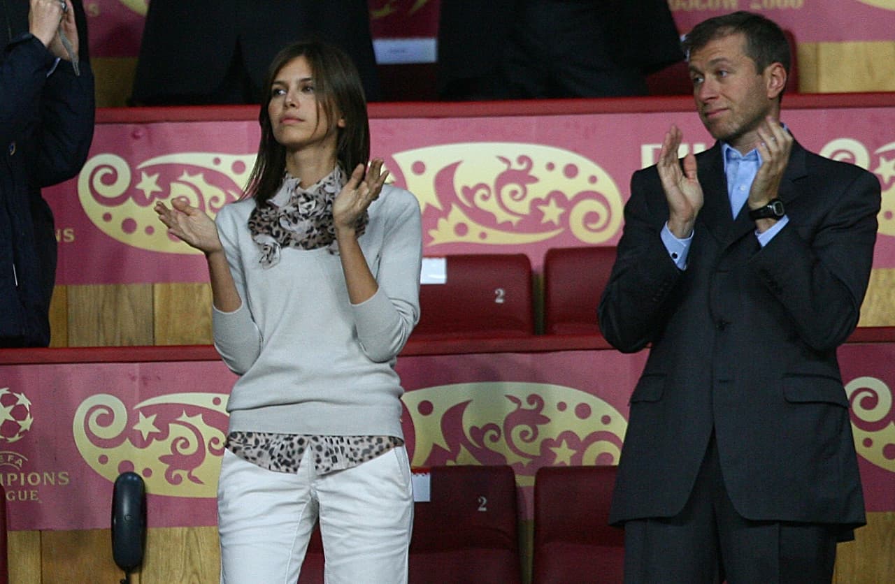 Repentinamente, un Abramovich de 40 años fue captado en el Estadio Luzhniki de Moscú al lado de una bella joven rusa de 26 años.