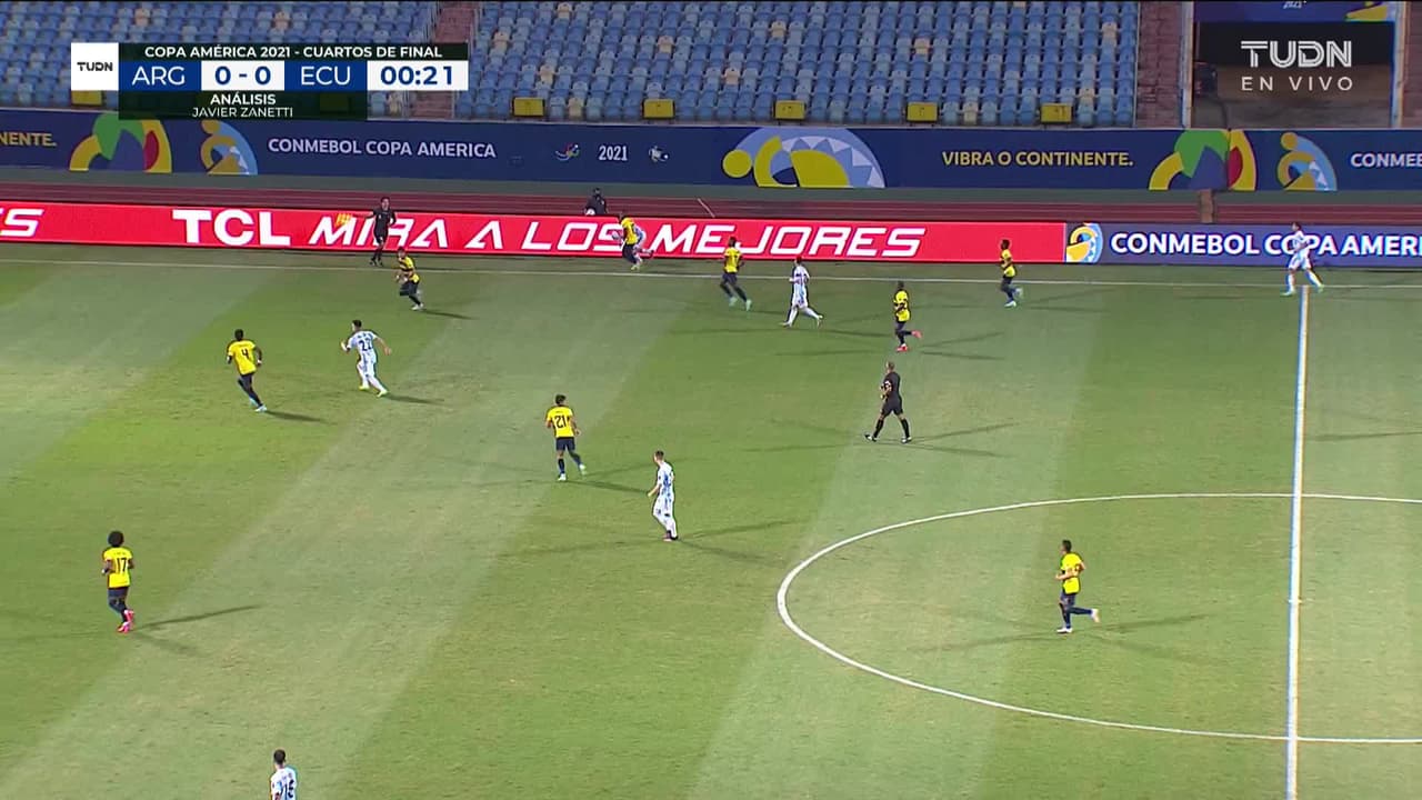Arranca el partido y la pelota está en juego.