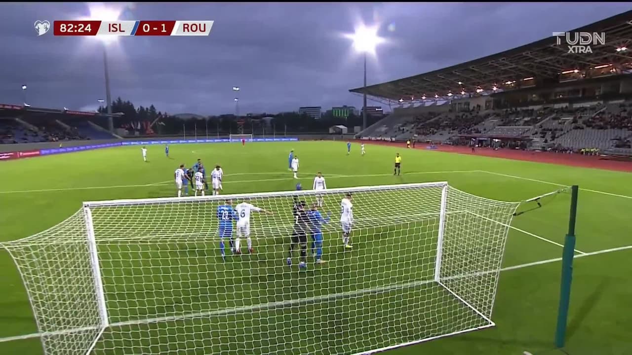 ¡GOL!  anota para Rumanía. Nicolae Claudiu Stanciu