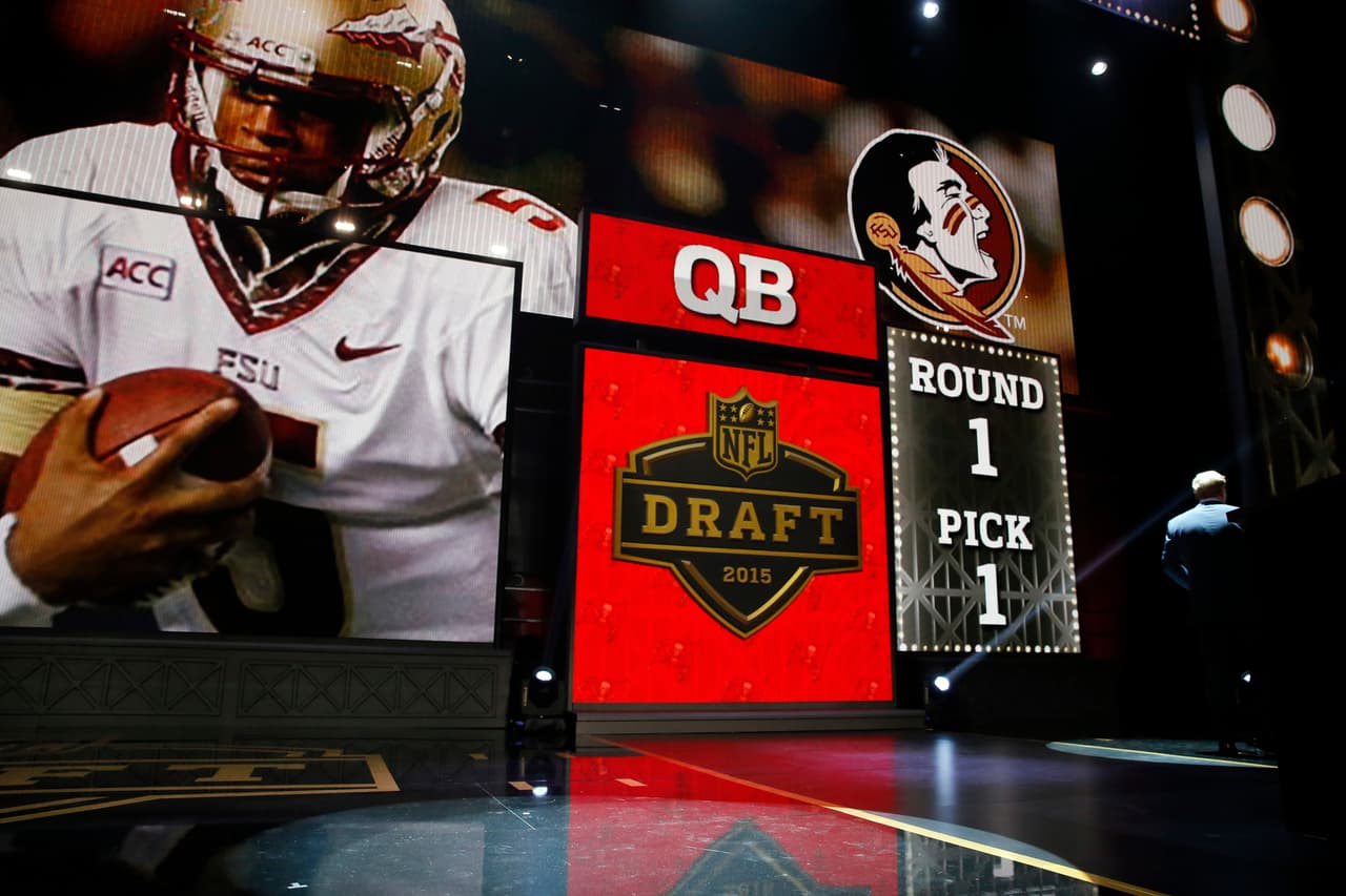 <b>Jameis Winston (Draft 2015)</b>
<br>- Ganador del Trofeo Heisman con Alabama en 2013.
<br>- Su talento lo llevó a ser el QB del futuro para los Tampa Bay Buccaneers.
<br>- Del 2015 al 2019 fue el titular del equipo, pero sus números fueron terribles.
<br>- Acabó con 121 touchdowns y 88 intercepciones durante su etapa con Tampa Bay.