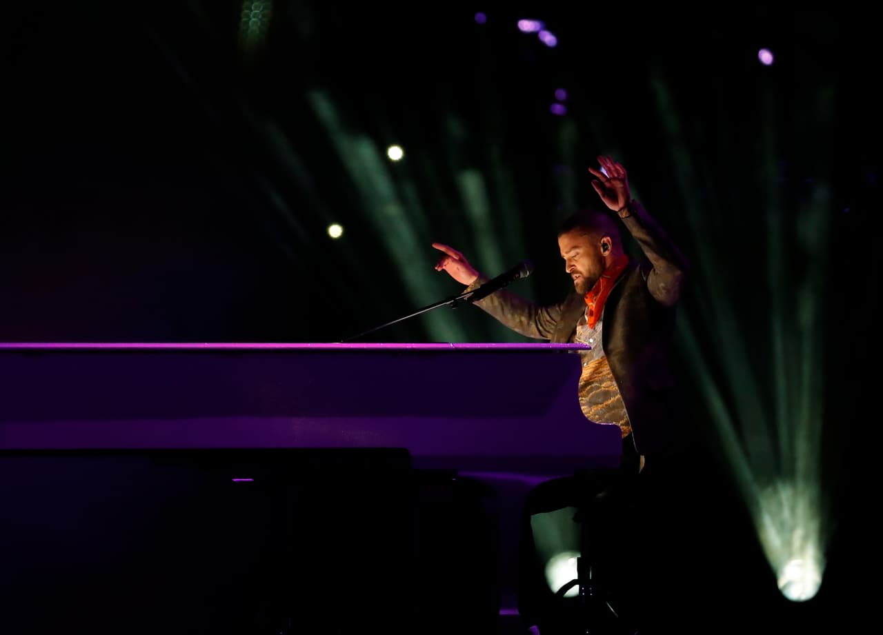 El popular cantante se presentó en el show de medio tiempo del partido entre New England Patriots y Philadelphia Eagles con sus éxitos de hoy y siempre.