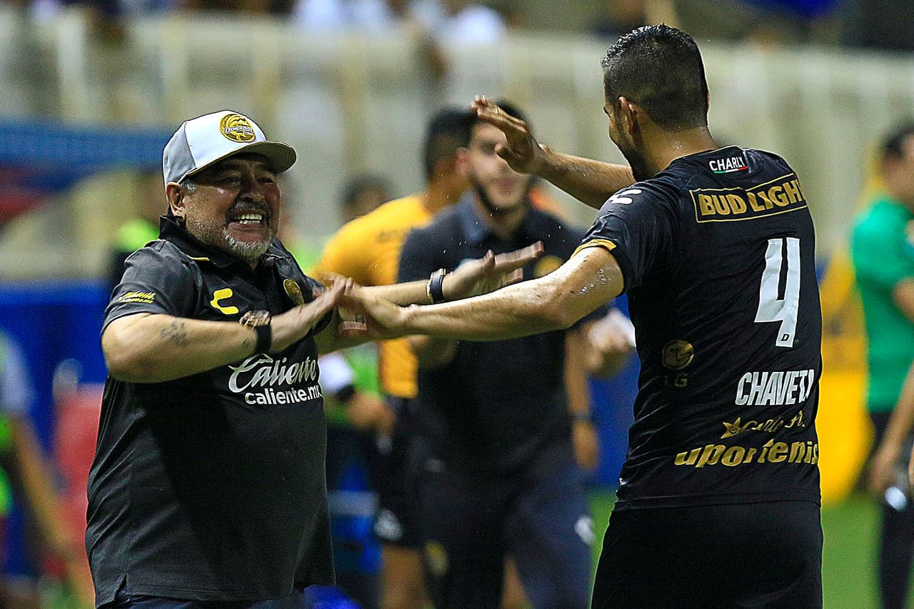 Culiacán, Sinaloa, 17 de septiembre de 2018. Diego Armando Maradona director tecnico de Dorados en festejo, durante el partido de la jornada 8 del torneo Apertura 2018 de la Liga de Ascenso Bancomer MX, entre Dorados de Sinaloa y Cafetaleros de Tapachula celebrado en el estadio Banorte. Foto: Imago7/Roberto Armenta