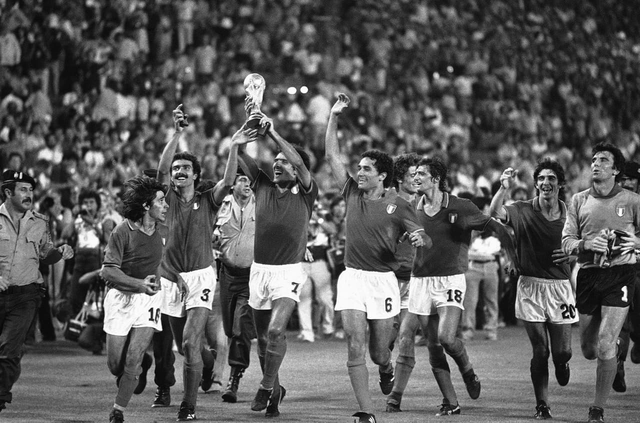 La vuelta olímpica de Italia ante 90 mil espectadores en el estadio Santiago Bernabé fue el punto más alto.