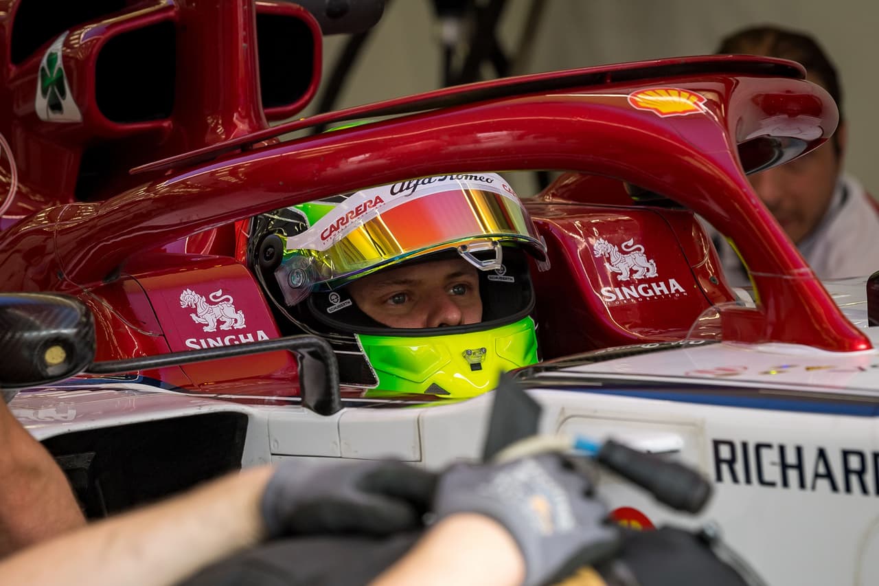 Después de si primer acercamiento con la Fórmula 1, manejando el auto Ferrari de Sebastian Vettel, este miércoles Mick Schumacher volvió a montarse a un auto de la categoría. Esta vez, en el mismo circuito de Bahréin, el hijo del histórico Michael manejó uno de los coches de Alfa Romeo llegando incluso a estar entre los tres mejores tiempos.