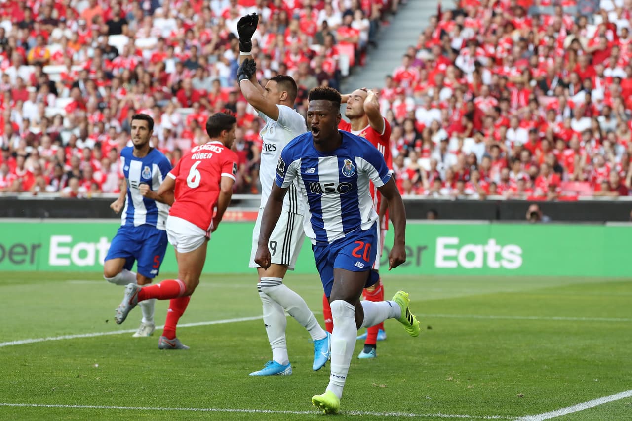 Porto conquistó Lisboa y venció 2-0 al Benfica para alcanzarlo en la cima de la clasificación. Marega y Zé Luís anotaron, mientras que Jesús Corona jugó todo el partido.
