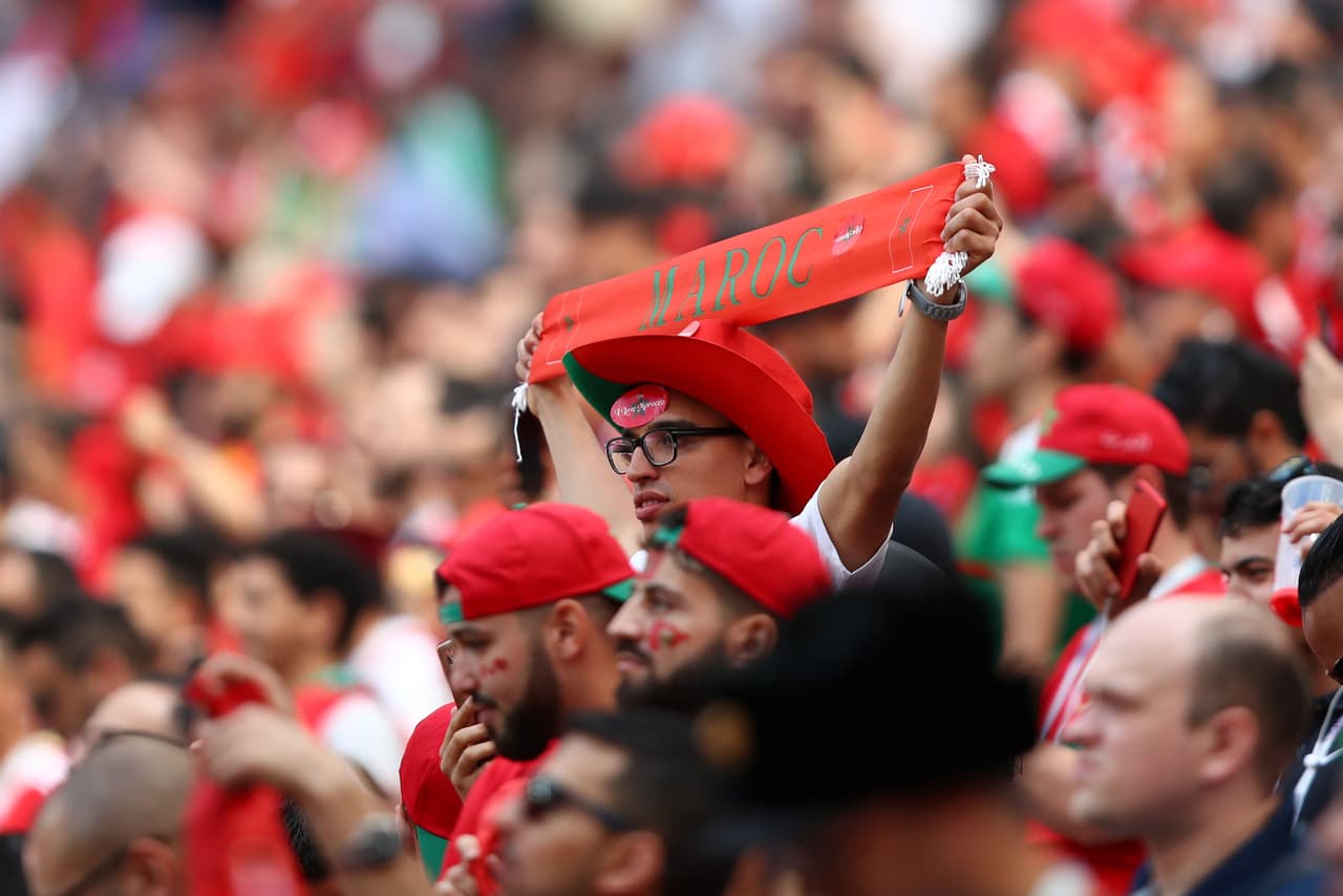 Las máscaras y demás atuendos de los fanáticos hacen parte del colorido en la fiesta del partido entre Portugal y Marruecos en la segunda fecha del grupo B del Mundial de Rusia 2018.
