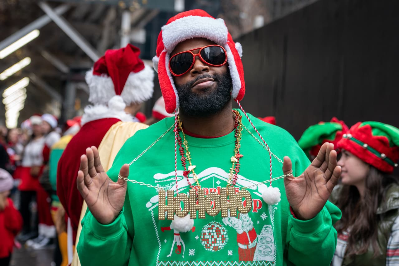 El recorrido de bares mundial durante el cual los adultos se disfrazan de Santa Claus y deambulan por las calles comenzó en San Francisco en 1994.