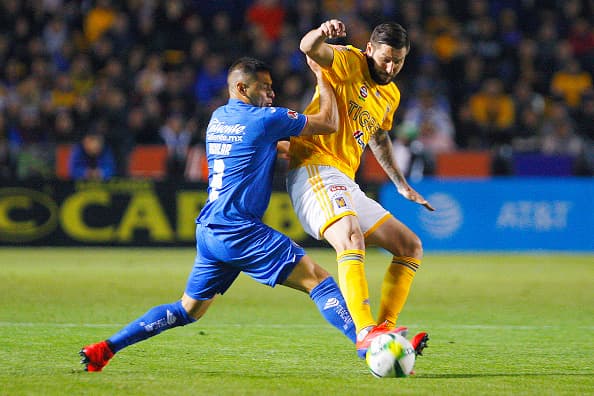 Conforme transcurría el partido ambos clubes se alternaron la posesión del esférico.