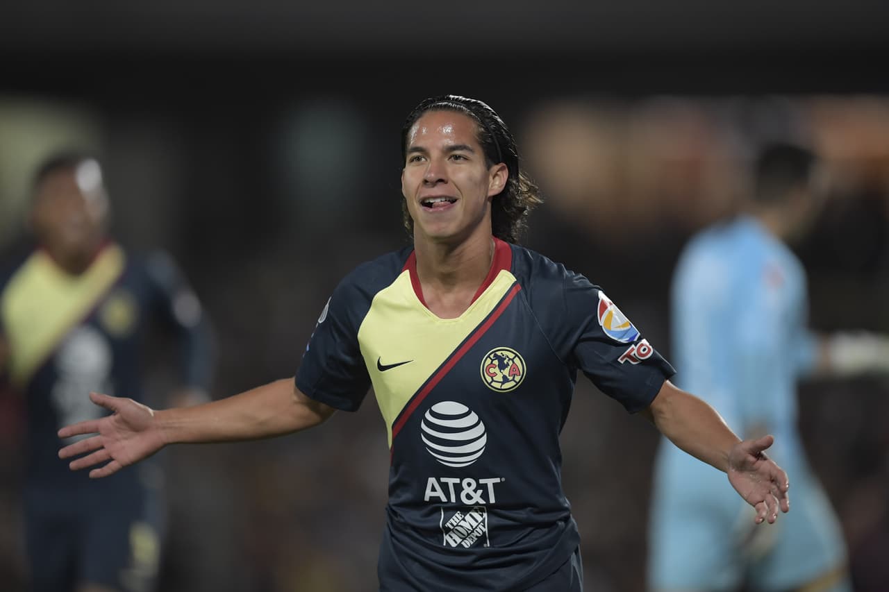 Y a los 20 minutos, el juvenil jugador americanista le dio una tempranera y sorpresiva ventaja a los suyos en el patio del odiado rival.