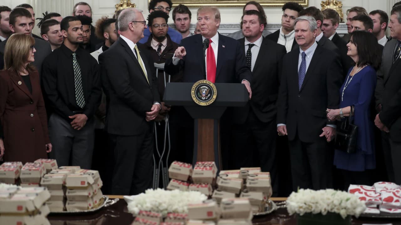 ¡Vuelven las hamburguesas! Trump ofrece comida rápida a campeones colegiales... otra vez