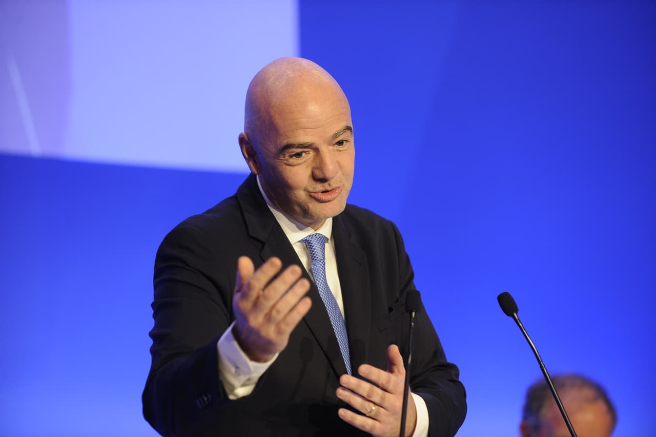 Infantino se defiende de señalamientos financieros, pero arremete contra la Superliga