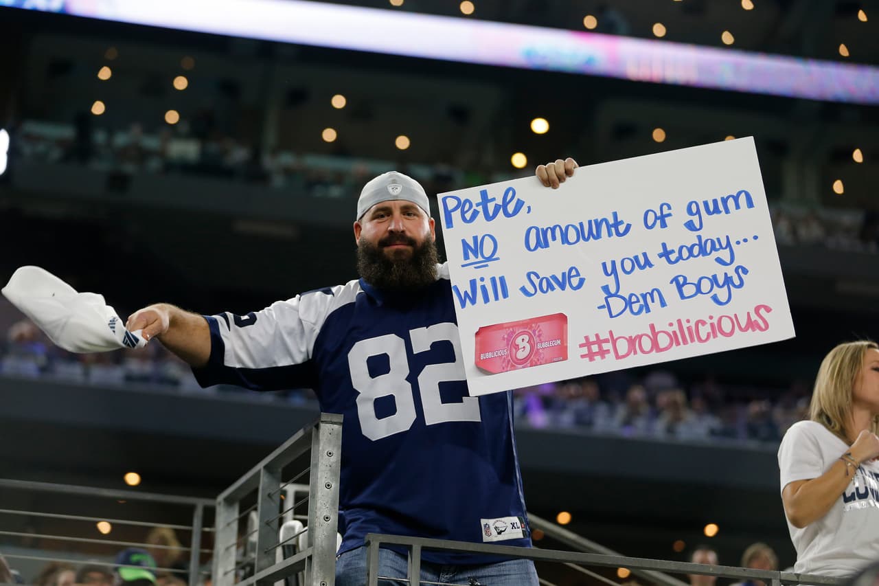 Un mensaje especial de un fanático de los Cowboys al entrenador de los Seahawks, Pete Carroll.