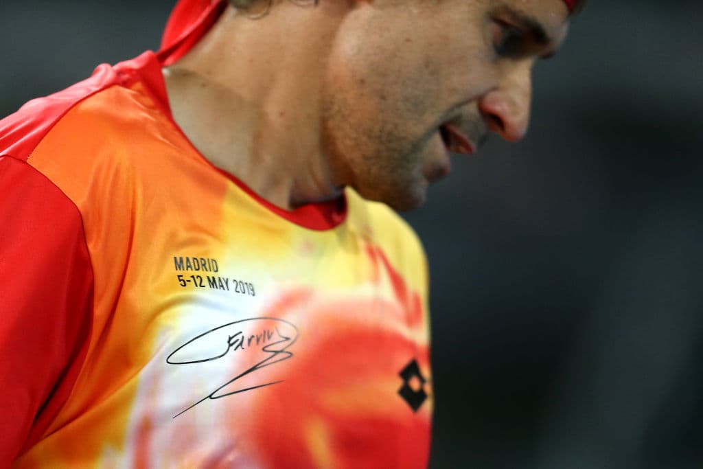 Este miércoles 8 de mayo de 2019 el tenista español David Ferrer se despidió oficialmente del tenis. El nacido en Alicante ganó 27 torneos a lo largo de su carrera, le fue esquivo un Grand Slam al quedarse en la Final del Abierto de Francia de 2013. Se apoderó con España de tres títulos de Copa Davis y será recordado como una de las raquetas más competitivas y profesionales de las últimas dos décadas. Ganó el 66.1 por ciento de sus matches. Estas son las imágenes de su último juego como profesional ante Alex Zverev en el Abierto de Madrid.