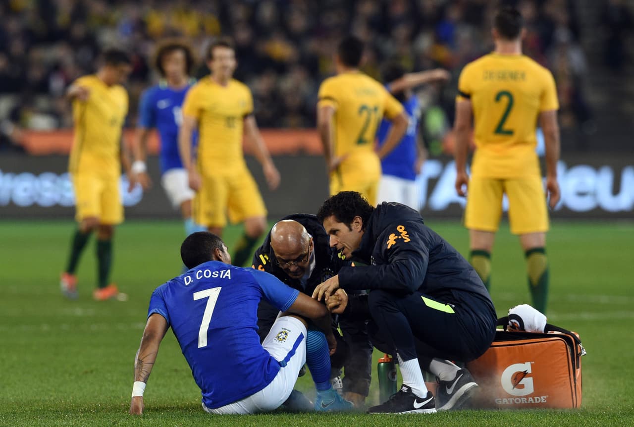 Otra mala noticia para Tite fue un problema físico de Douglas Costa, que salió sustituido al minuto 59. Ante Argentina, Gabriel Jesus sufrió una fractura en el rostro.
