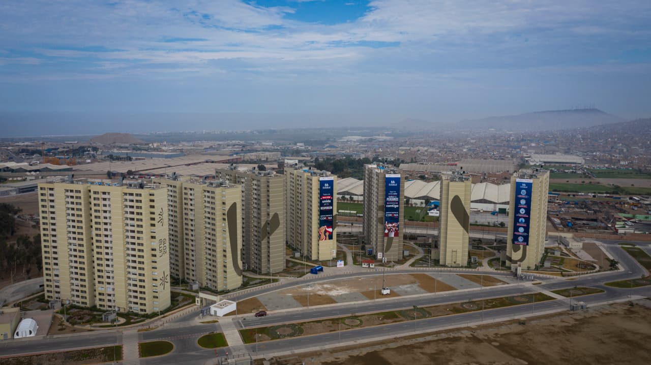 Hace menos de un año se disputaban competencias deportivas en Perú, estas torres albergaban a los deportistas y ahora están convertidos en hospitales de emergencia para pacientes con coronavirus.