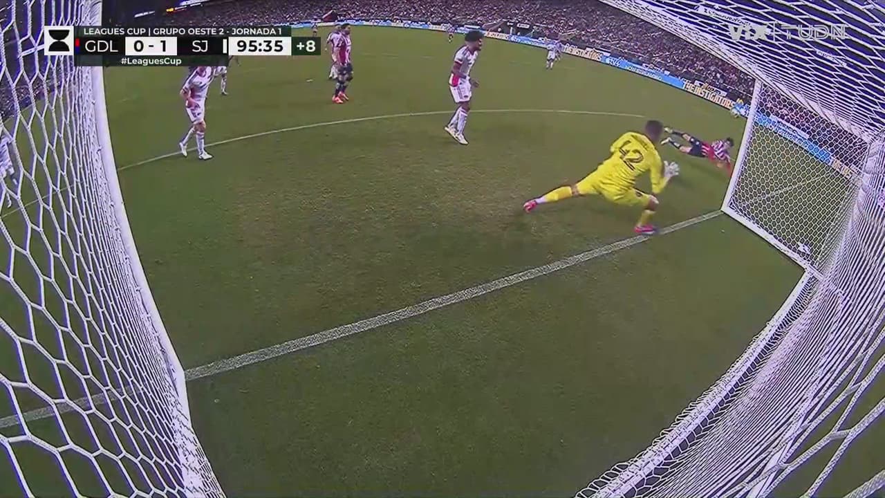 ¡Se salva San José! Tras el fallo de  Armando González que da en el poste