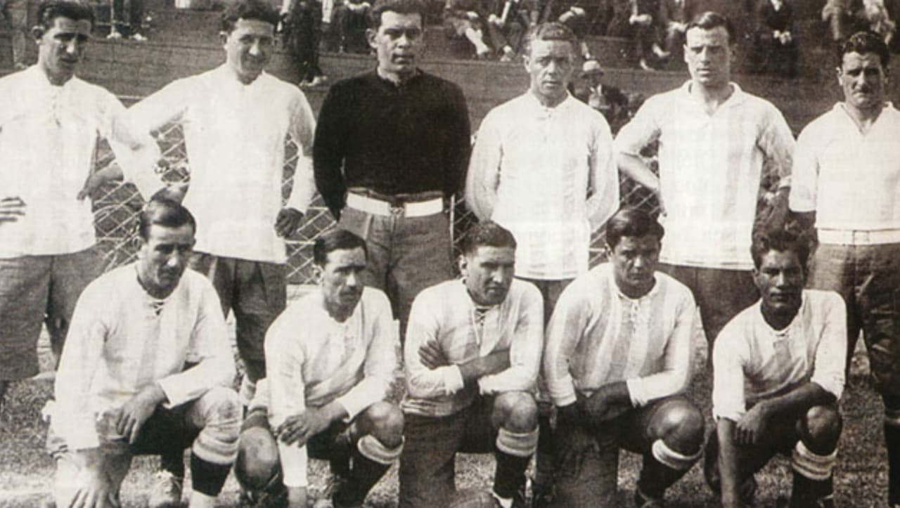Su primer encuentro en Copa América fue en 1926 en Chile, en donde Argentina le pasó por encima a Bolivia 5x0, la historia no cambiaría mucho por los años siguientes, en Perú 1927, le metió 7x1 a los bolivianos, en 1945 4x0, en 1946 otra vez 7x1 y en 1947, 7x0 en la Copa América celebrada en Ecuador.
