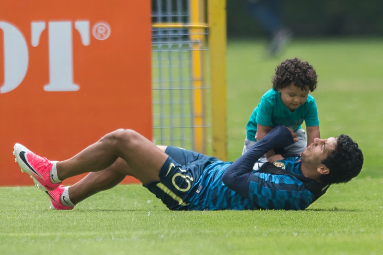 Domínguez personalizó sus camisetas en el América con el nombre de su pequeño.