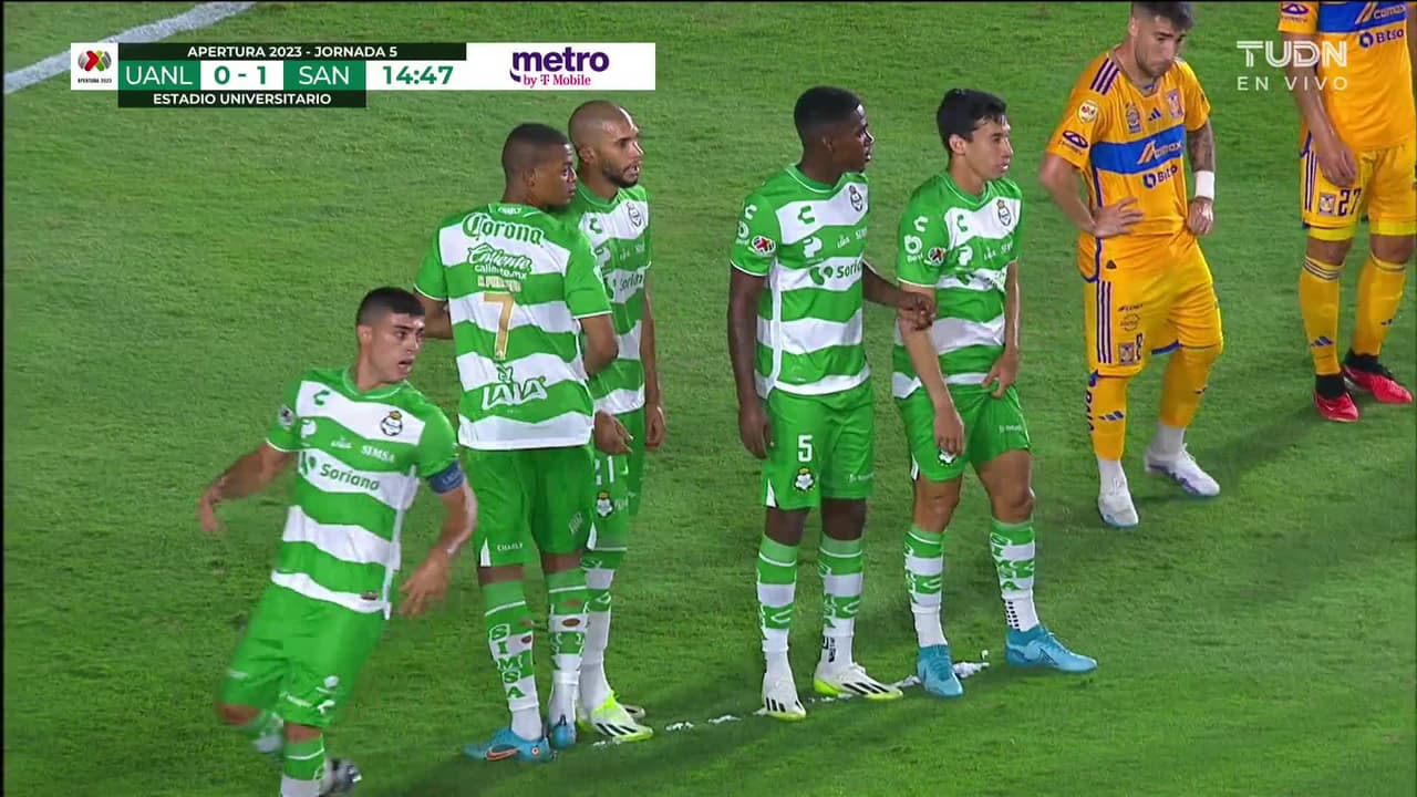 ¡TIRO ATAJADO! disparo por André-Pierre Gignac.