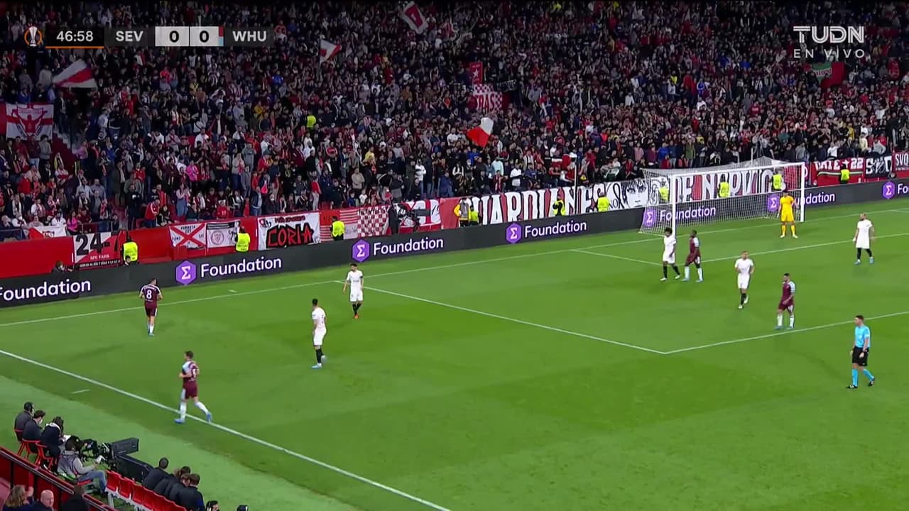 ¡TIRO ATAJADO! disparo por Tomas Soucek.