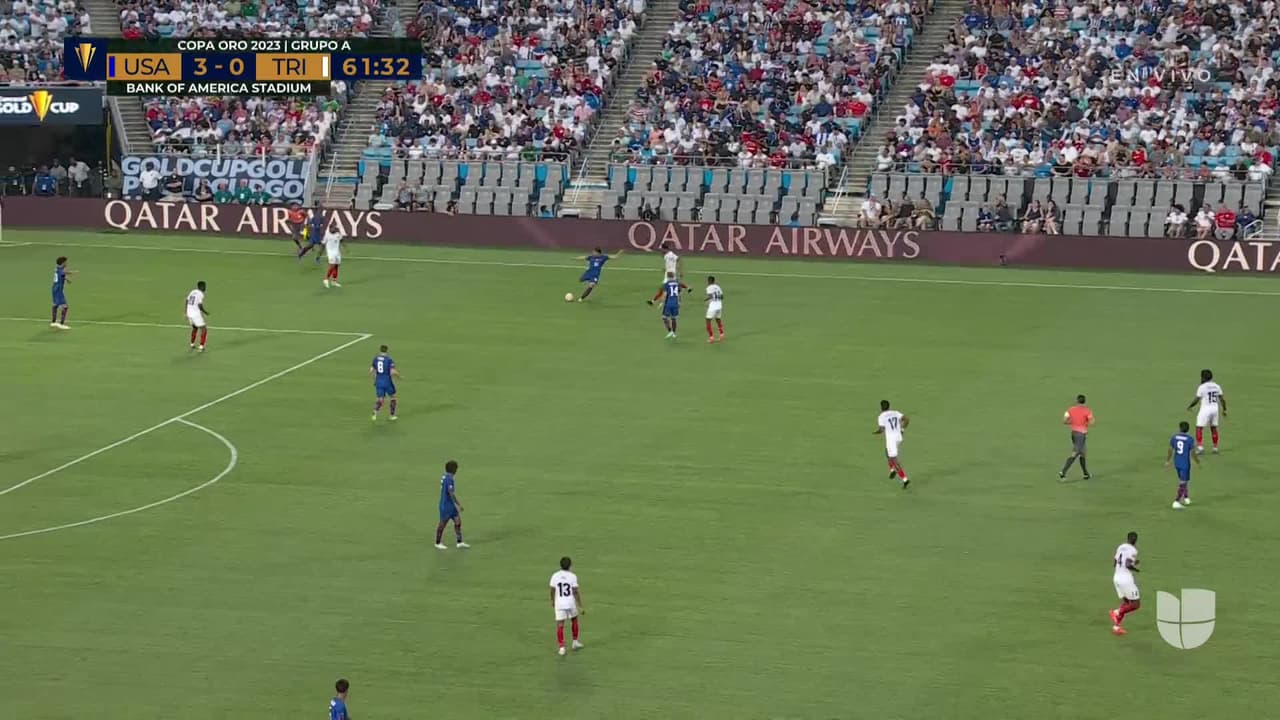 ¡CERCA! Shannon Gomez disparó que se estrella en el poste.