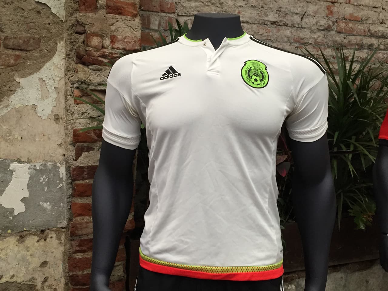 Con esta playera, México jugó la Copa América 2015 y la Copa América Centenario 2016 donde tuvo el amargo recuerdo del histórico 7-0 ante Chile.